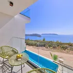 Sky Line Villa *